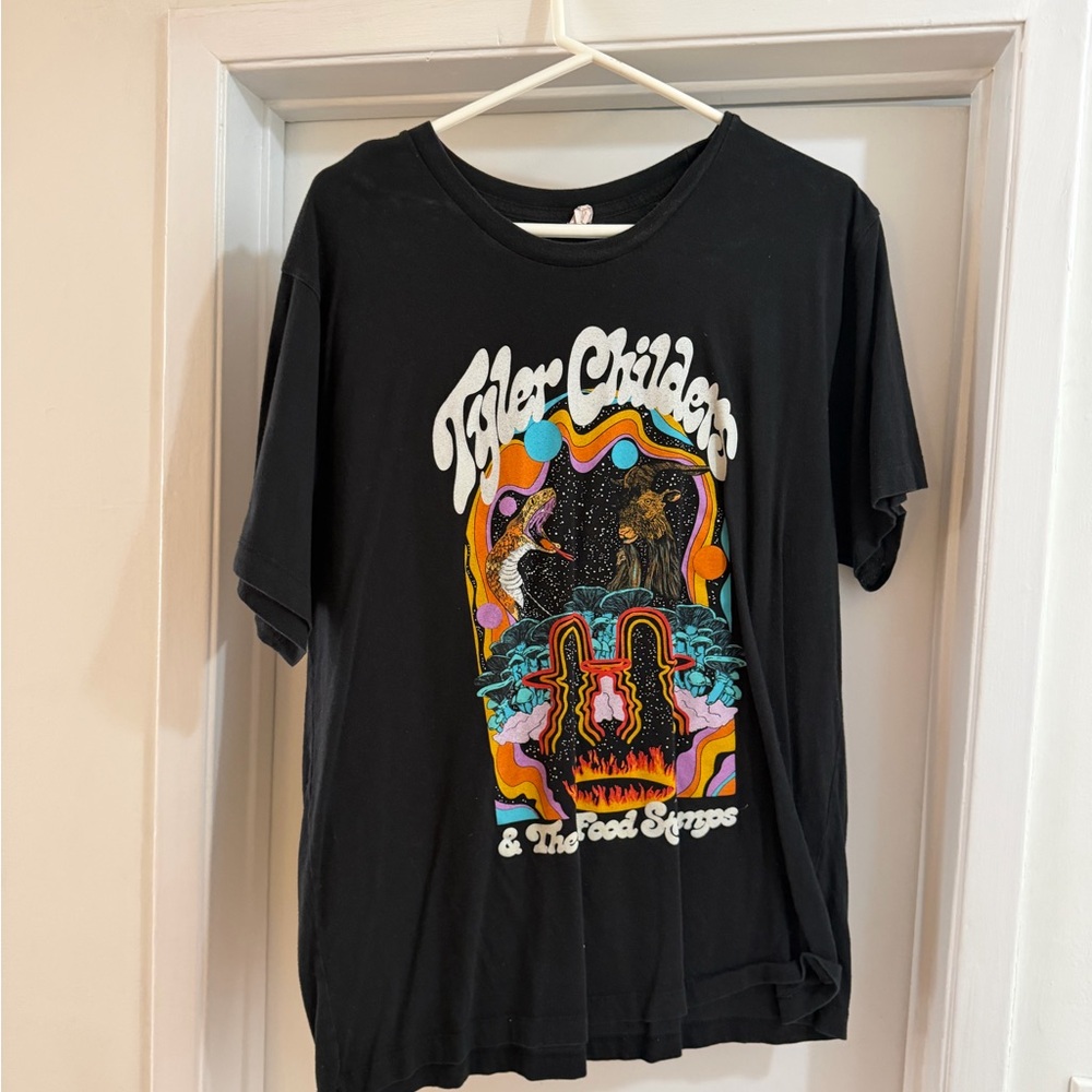 Vibrant Black Graphic Men's T-Shirt